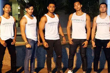 MENCABAR DIRI: (Dari kiri) Encik Muhammad Hanafie, Encik Muhammad Solatuddaaim, Encik Muhammad Fuad, Encik Johan dan Encik Muhammad Firhan menantikan peluang mempertingkat keyakinan diri di pentas 'Manhunt Singapore 2015'. - Foto KHALID BABA