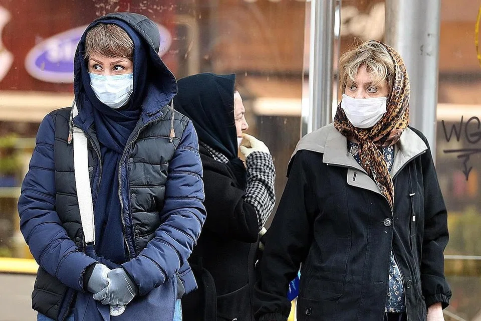 DISIPLIN DIRI: Penduduk di Iran kelihatan menggunakan pelitup semasa melakukan kegiatan harian di ibu kota Teheran. Pertubuhan Kesihatan Sedunia dalam pada itu menyatakan ia tidak akan teragak-agak mengisytiharkan penularan Covid-19 sebagai pandemik jika ia gambaran tepat mengenai situasi semasa. - Foto EPA-EFE