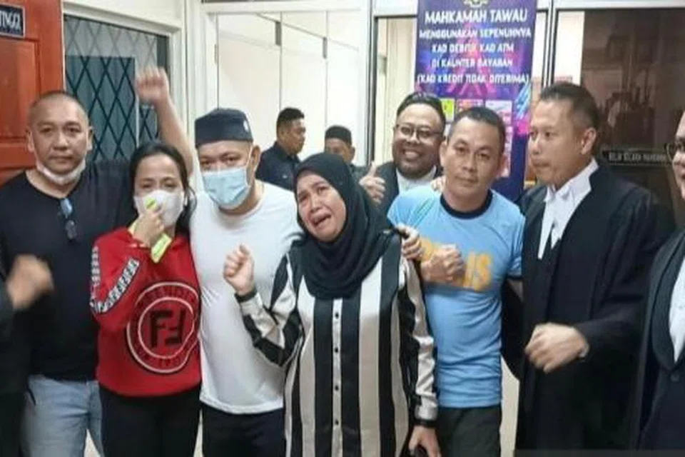 DIBEBASKAN: Air mata kegembiraan dan ucapan syukur kedengaran di Mahkamah Tinggi Tawau, Sabah, selepas bekas Ketua Staf Perisikan Kawasan Keselamatan Khas Pantai Timur Sabah (ESSCOM), Datuk Mat Zaki Md Zain (baju putih), bersama tujuh yang lain dilepas dan dibebaskan daripada tuduhan membunuh seorang pemandu e-panggilan pengangkutan pada 25 Januari.