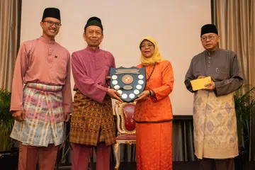 BAPA CONTOH: (dari kiri) Presiden Persatuan Ain, Encik Md Fadzrun Adnan, Encik Jumahri Jan, Presiden Halimah Yacob dan Ketua Pegawai Eksekutif Persatuan Ain, Encik Md Yusof Ismail di majlis di Hotel Concorde pada Sabtu petang.