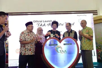 DILANCAR: Kempen mengumpul derma untuk TAA telah dilancarkan oleh Cik Sim Ann, (ketiga dari kiri) di Joo Chiat Complex semalam. Turut hadir (dari kiri) Encik Harmizan Abdul Hamid serta Cik Fatimah Azimullah, Encik Zulkifli Mohammed dan Encik Ameerali Abdeali dari TAA. - Foto TAA
