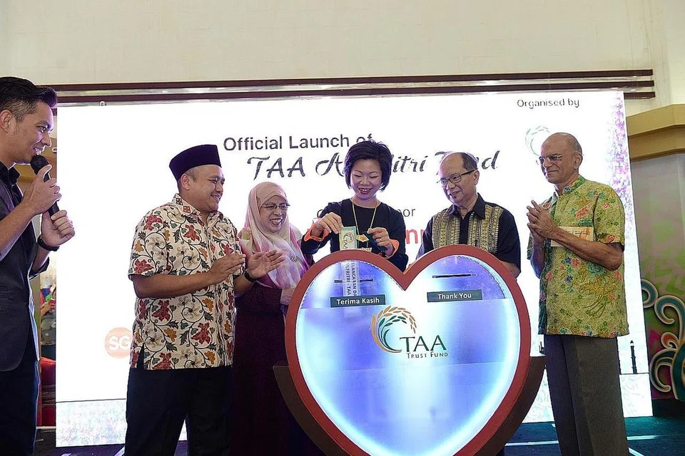 DILANCAR: Kempen mengumpul derma untuk TAA telah dilancarkan oleh Cik Sim Ann, (ketiga dari kiri) di Joo Chiat Complex semalam. Turut hadir (dari kiri) Encik Harmizan Abdul Hamid serta Cik Fatimah Azimullah, Encik Zulkifli Mohammed dan Encik Ameerali Abdeali dari TAA. - Foto TAA
