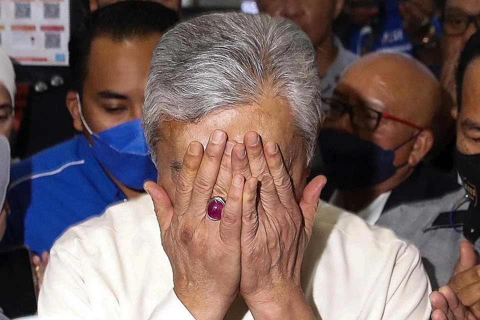 BERSYUKUR: Datuk Zahid melahirkan kesyukuran selepas dibebaskan semua tuduhan yang dikenakan ke atasnya. - Foto EPA-EFE