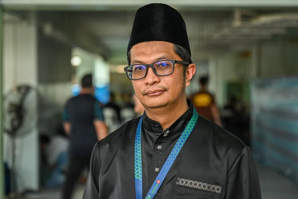 Pengerusi Eksekutif Masjid Darul Makmur, Encik Mohd Fairus Abd Manaf, berkata tapak sementara Masjid Darul Makmur telah memanfaatkan jemaah pada setiap solat Jumaat dan solat tarawih. 