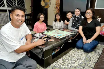 BERSANTAI BERSAMA KELUARGA: Hosni (depan) menghabiskan masa berkualiti bersama keluarganya (dari kiri) - anak-anaknya Tiara Qistina, Nadia Alya, Muhamad Arfan, isteri Norlinda Ses dan Diana. - Foto M.O. SALLEH