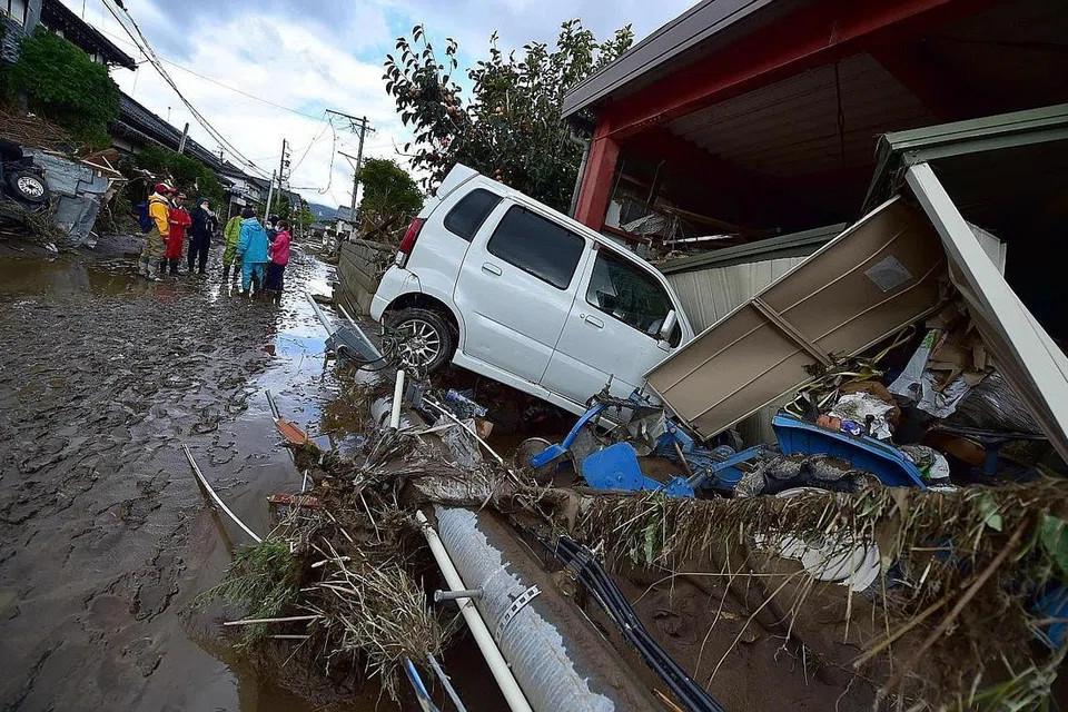 TERHUMBAN: Sebuah kereta terhumban di kawasan perumahan yang musnah akibat Taufan Hagibis, yang memusnahkan banyak rumah, kenderaan, pokok dan banyak lagi barangan. Gambar ini dirakam di wilayah Nagano. - Foto AFP