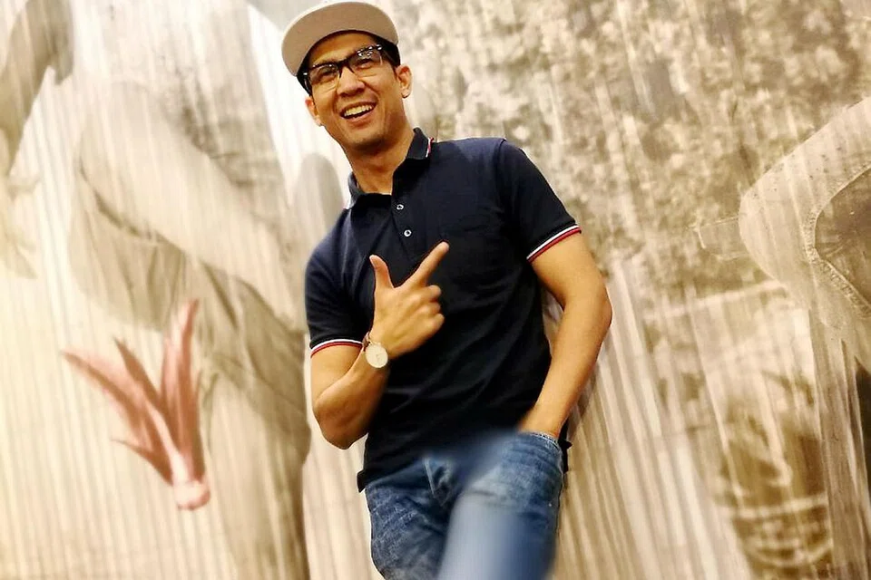 SEMAKIN POPULAR: Zarul tidak merancang meninggalkan kerjaya pramugaranya walaupun semakin banyak menerima undangan menyanyi dengan bayaran yang lumayan. - Foto SAODAH ISMAIL