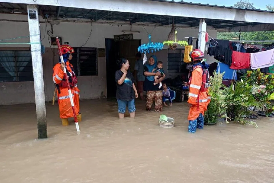 Anggota Angkatan Pertahanan Awam Malaysia (APM) Kubang Pasu, Kedah, melakukan pemantauan berikutan banjir kilat yang melanda kawasan Changlun. Penduduk dinasihatkan supaya berjaga-jaga dan bersedia untuk berpindah berikutan paras sungai di beberapa kawasan mula melimpah.