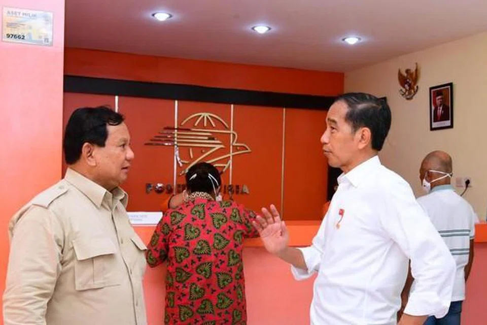 DAKWAAN MELESET: Presiden Indonesia, Encik Joko Widodo (kanan) menepis dakwaan tular di media sosial kononnya Menteri Pertahanan, Encik Prabowo Subianto (kiri), telah mencekik dan menampar Timbalan Menteri Pertanian, Encik Harvick Hasnul Qolbi (tiada dalam gambar), sebelum mesyuarat Kabinet.  