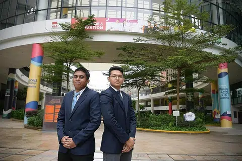 MENGGUNAKAN INOVASI UNTUK MENANGANI MASALAH: Mohammad Fitri (kanan) dan Muhammad Jamsyir bekerjasama dengan anggota kumpulan mereka untuk menyelesaikan masalah dunia sebenar. - Foto BH oleh NG SOR LUAN