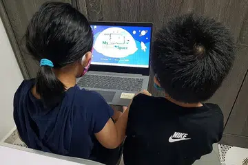 IBU BAPA MAINKAN PERANAN: Kajian mendapati bahawa kanak-kanak yang mempunyai ibu bapa yang peka mampu berikan yang terbaik dalam pembelajaran mereka. - Foto fail