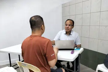KEMBALI BERKHIDMAT: Encik Faisal Manap telah bertemu penduduk di Divisyen Kaki Bukit di bawah GRC Aljunied pada Rabu.