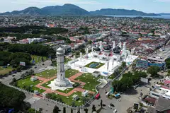 Pandangan utara Masjid Raya Baiturrahman di Banda Aceh, Indonesia, terkini. Masjid ikonik ini kekal menjadi simbol ketabahan dan kebangkitan masyarakat Aceh selepas tragedi tsunami 2004.