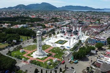 Pandangan utara Masjid Raya Baiturrahman di Banda Aceh, Indonesia, terkini. Masjid ikonik ini kekal menjadi simbol ketabahan dan kebangkitan masyarakat Aceh selepas tragedi tsunami 2004.