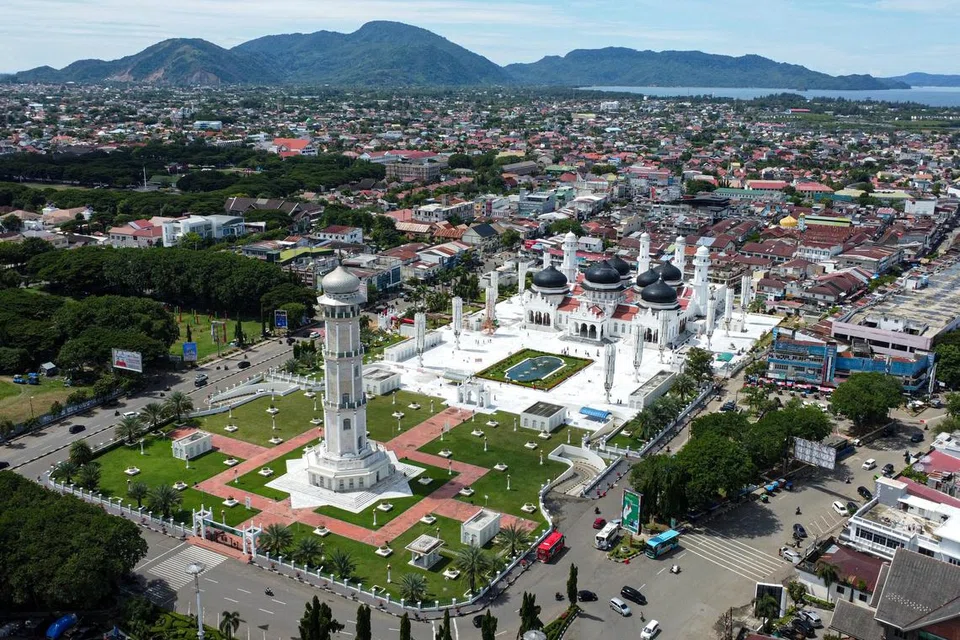 Pandangan utara Masjid Raya Baiturrahman di Banda Aceh, Indonesia, terkini. Masjid ikonik ini kekal menjadi simbol ketabahan dan kebangkitan masyarakat Aceh selepas tragedi tsunami 2004.