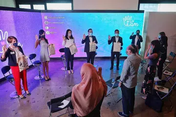 IKRAR KEMPEN: (Dari kiri) Pesuruhjaya Tinggi Britain ke Singapura, Cik Kara Owen; ahli panel, pengasas bersama Generation Z, Cik Regine Chan; juara jangkauan Aktif Melawan Virus Papillomavirus Manusia (A4HPV), Cik Nicole Chua; penasihat teknikal perubatan A4HPV, Dr Chris Chong dan Anggota Parlimen, Encik Xie Yao Quan,mengambil ikrar kempen 'I AM' yang dilancarkan oleh A4HPV pada 11 Mei 2021. - Foto BH oleh JASON QUAH