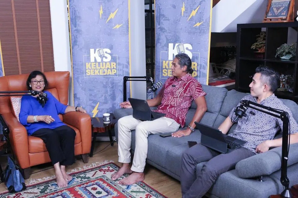 KONGSI PANDANGAN: Mantan menteri perdagangan antarabangsa dan industri, Tan Sri Rafidah Aziz, berkongsi pandangan mengenai prestasi Kerajaan Perpaduan dan kestabilan politik Malaysia bersama program podcast Keluar Sekejap kendalian mantan menteri dan ahli Umno, Encik Khairy Jamaludin, dan Encik Shahril Hamdan.