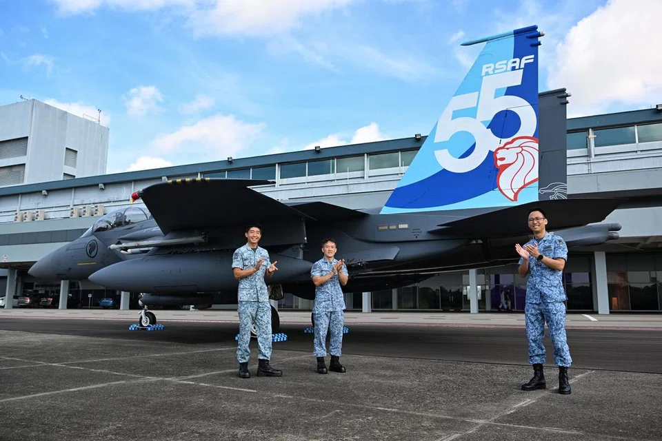 SAMBUT ULANG TAHUN: Ketua Staf, Staf Udara, BG Chan Ching Hao (paling kanan); Panglima Markas Penjana Kuasa Udara dan Pengerusi Rumah Terbuka RSAF55, BG Amos Yeo (paling kiri); dan Komander Institut Latihan Kejuruteraan Udara dan Timbalan Pengerusi Kempen RSAF Cares, ME6 Aaron Tan (tengah), semasa majlis pelancaran logo ekor pesawat khas ulang tahun ke-55 RSAF yang dicetak di sebuah jet pejuang F-15SG di Pangkalan Udara Paya Lebar pada Khamis.