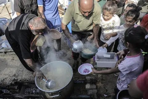 MAKANAN: Para sukarelawan di Palestin memberi makanan kepada kanak-kanak yang berlindung di khemah oleh Agensi Bantuan dan Kerja Menyelamat Pertubuhan Bangsa-Bangsa Bersatu (UNRWA). 