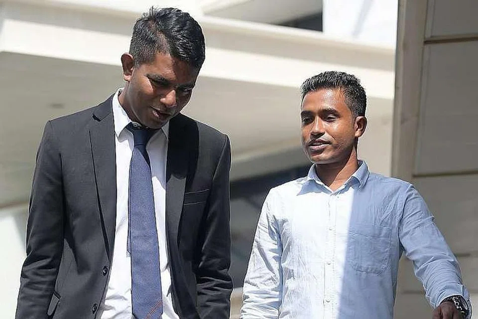 Encik Shahidulla Md Anser Ali (kanan) dan peguam Kalidass Murugaiyan, yang mengambil kes pekerja Bangladesh itu secara pro bono, meninggalkan mahkamah pada Jumaat (6 Mei). 