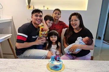 SEGALANYA BUAT MEREKA: Fir Rahman (kiri) bekerja keras demi masa depan anak-anaknya, Muhd Indra Faiq, Muhd Ilhan Rezqy, Nurul Izza Insyirah dan Muhd Izzul Qayyim (dalam dakapan isterinya, Nurul Jannah Muhammed Ismaeil). - Foto ihsan FIR RAHMAN