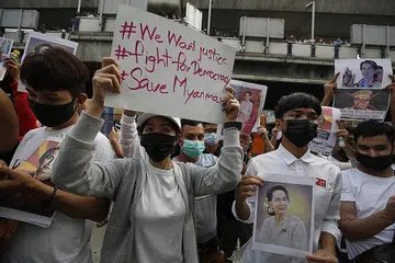 SUARA RAKYAT: Warga Myanmar mengadakan tunjuk perasaan di serata negara itu sebagai membantah rampasan kuasa junta tentera dan menuntut pembebasan serta-merta Kaunselor Negara, Cik Aung San Suu Kyi, dan Presiden Myanmar, Encik U Win Myint, yang kini menghadapi penahahan dalam rumah. - Foto EPA-EFE