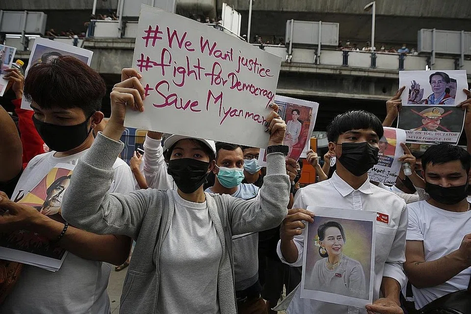 SUARA RAKYAT: Warga Myanmar mengadakan tunjuk perasaan di serata negara itu sebagai membantah rampasan kuasa junta tentera dan menuntut pembebasan serta-merta Kaunselor Negara, Cik Aung San Suu Kyi, dan Presiden Myanmar, Encik U Win Myint, yang kini menghadapi penahahan dalam rumah. - Foto EPA-EFE