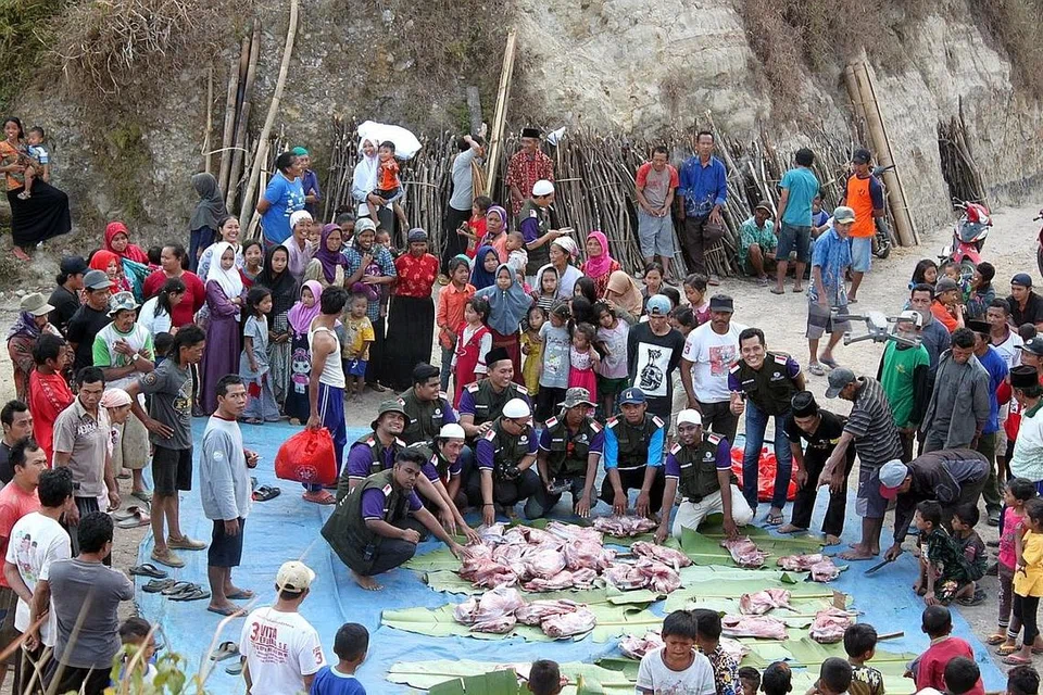 BANYAK MANFAAT: Ustaz Dr Leyaket mendapati penduduk kampung di lereng Gunung Kidul, Jawa Tengah (gambar atas) begitu menghargai daging korban yang diagihkan kepada mereka kerana setiap bahagian kambing dimanfaatkan - daging dimakan dan bahagian lain seperti kulitnya dibuat selimut. - Foto ATTAWASOL INSANIY