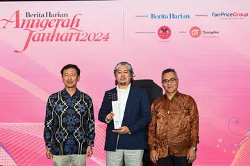 Penerima Anugerah Jauhari Berita Harian (BH) 2024, Cef Akmal Anuar (tengah), bergambar bersama Menteri Kesihatan, Encik Ong Ye Kung (kiri), yang telah menyampaikan anugerah itu, dan Editor BH, Encik Nazry Mokhtar, dalam satu majlis di Four Seasons Hotel Singapore pada 25 Oktober.