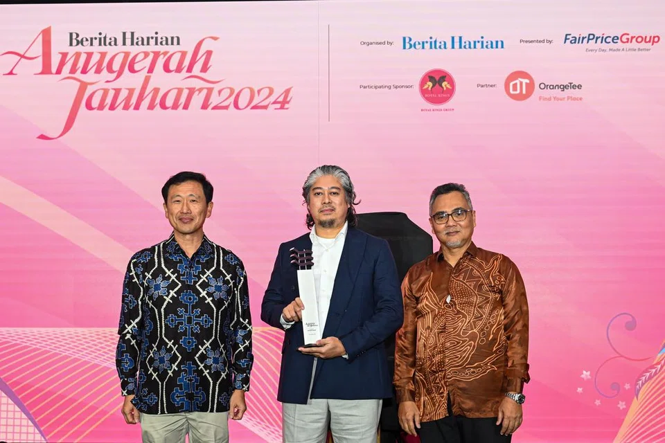 Penerima Anugerah Jauhari Berita Harian (BH) 2024, Cef Akmal Anuar (tengah), bergambar bersama Menteri Kesihatan, Encik Ong Ye Kung (kiri), yang telah menyampaikan anugerah itu, dan Editor BH, Encik Nazry Mokhtar, dalam satu majlis di Four Seasons Hotel Singapore pada 25 Oktober.