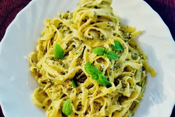 Pasta ‘pesto’ boleh disiapkan dengan mudah menggunakan pes sedia dimasak yang dijual di pasar raya.