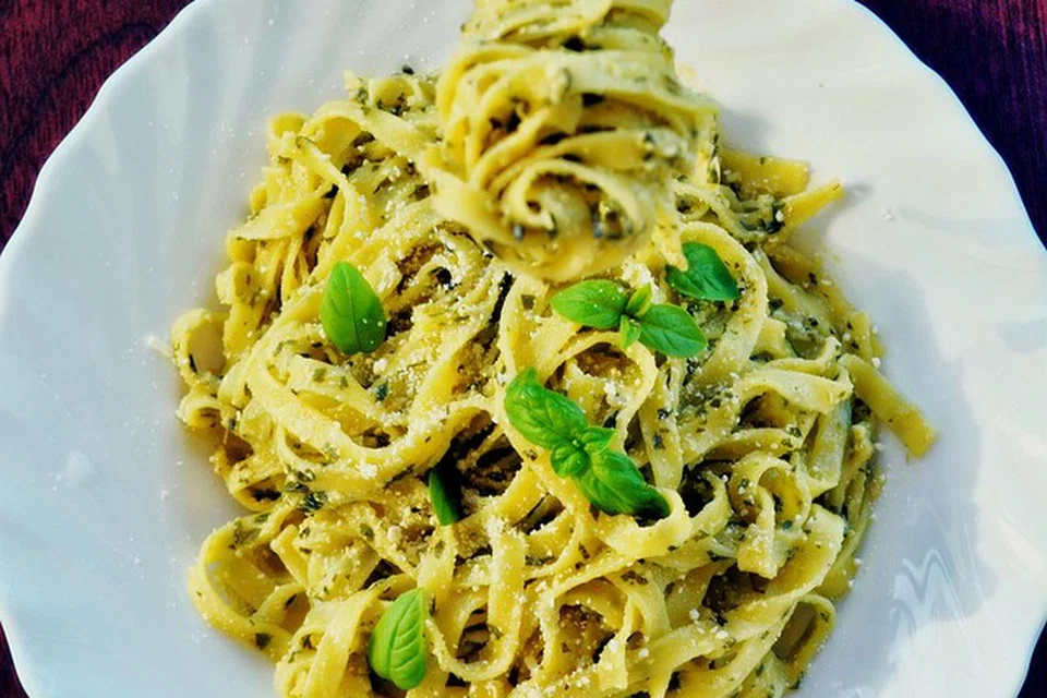 Pasta ‘pesto’ boleh disiapkan dengan mudah menggunakan pes sedia dimasak yang dijual di pasar raya.