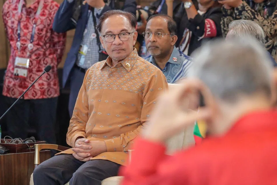 JADI PILIHAN: Hasil satu dapatan tinjauan mendapati 46 peratus responden semua kaum dan 32 peratus responden Melayu mahu Datuk Seri Anwar Ibrahim memimpin negara buat masa sekarang. 