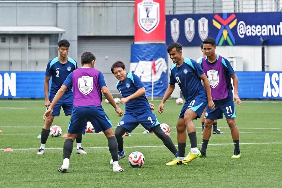 Pemain Singapura menunjukkan mood positif ketika sesi latihan di Stadium Jalan Besar pada 25 Disember.
