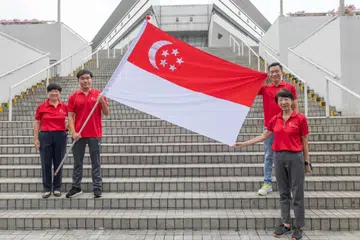 KIBAR TINGGI: (Dari kiri) Naib presiden Majlis Paralimpik Kebangsaan Singapura (SNPC), Cik Monique Heah; perenang para Singapura, Wong Zhi Wei; Setiausaha Parlimen Kanan (Kebudayaan, Masyarakat dan Belia), Encik Eric Chua; dan presiden SNPC, Dr Teo-Koh Sock Miang di majlis persembahan bendera bagi Sukan Para Asia Hangzhou 2022, yang diadakan di Hab Sukan Singapura pada Sabtu pagi.