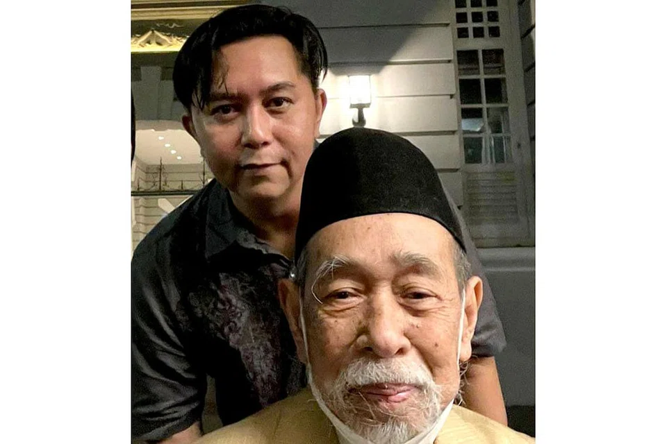 ENCIK FARIHAN BAHRON (belakang) dan CIKGU SURATMAN MARKASAN (depan) - Foto ihsan FARIHAN BAHRON