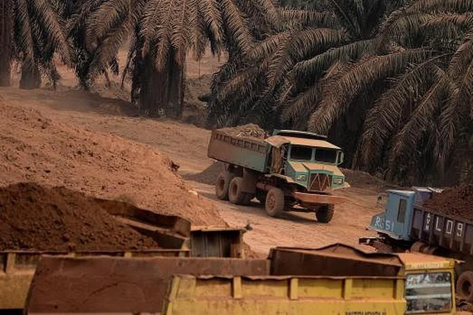  Lori membawa tanah mengandungi bauksit keluar dari sebuah tapak perlombongan di Bukit Goh di Pahang. Gambar AFP 