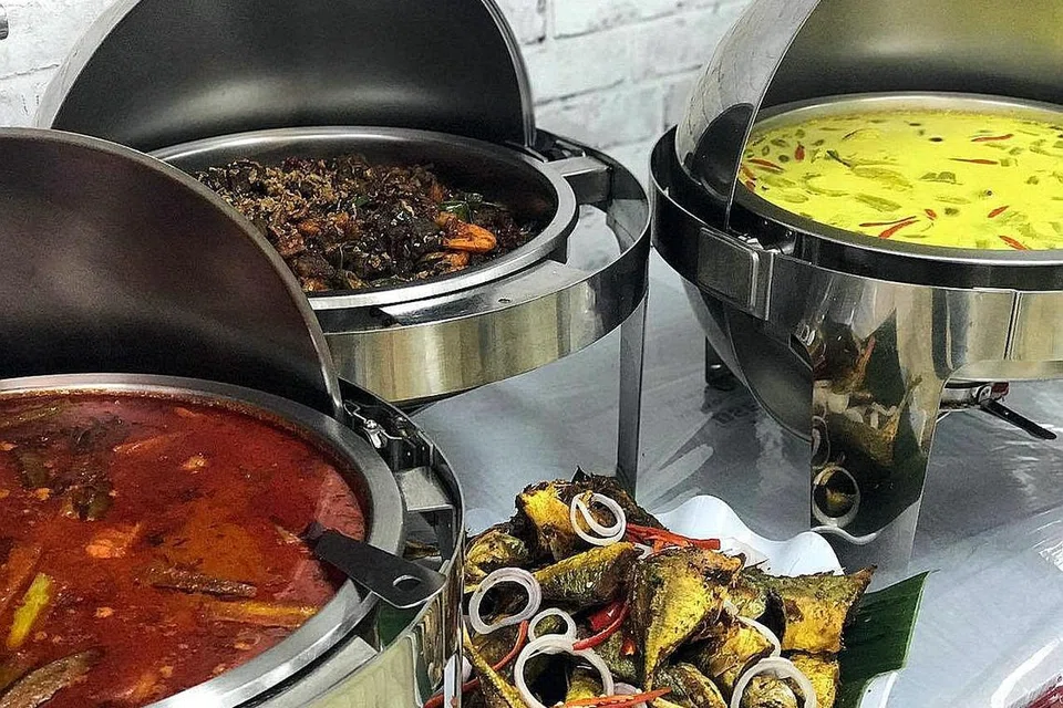 JUADAH RUMAH TERBUKA: Beberapa juadah yang disediakan Farah Diana Catering bagi pelanggan yang memesan perkhidmatan mereka buat jamuan rumah terbuka. - Foto FARAH DIANA CATERING 