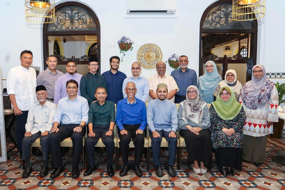 GANDINGAN BAIK: Encik Masagos Zulkifli Masagos Mohamad (duduk empat dari kiri) bersama ahli Majlis Tertinggi Muis ke-19 yang baru. Pengalaman mendalam dan latar belakang berbeza mereka akan membantu memahami dan menangani pelbagai cabaran rumit masyarakat, katanya. - Foto FACEBOOK/MASAGOS ZULKIFLI