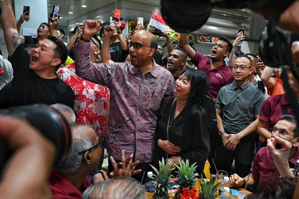 PILIHAN RAMAI: Encik Tharman Shanmugaratnam menyertai penyokongnya di Pusat Penjaja Taman Jurong pada 1 September. 