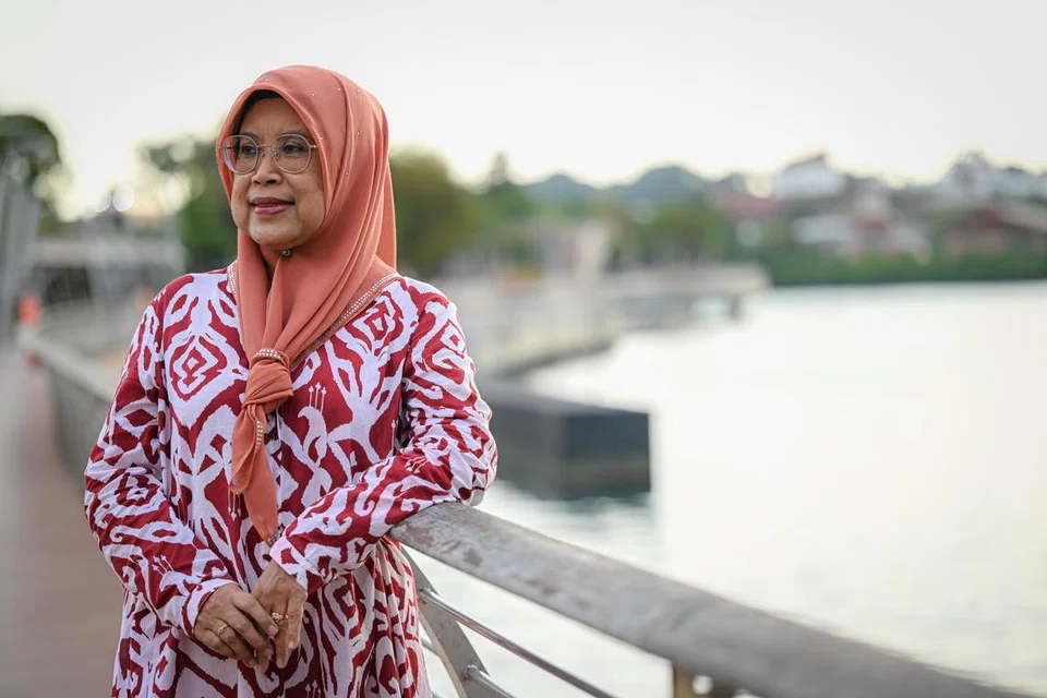 MASIH AKTIF: Cik Amanah Mustafi, yang baru bersara daripada dunia penyiaran, masih mahu meneruskan minatnya dalam bidang penulisan, dan berhasrat menghasilkan novel tidak lama lagi. 