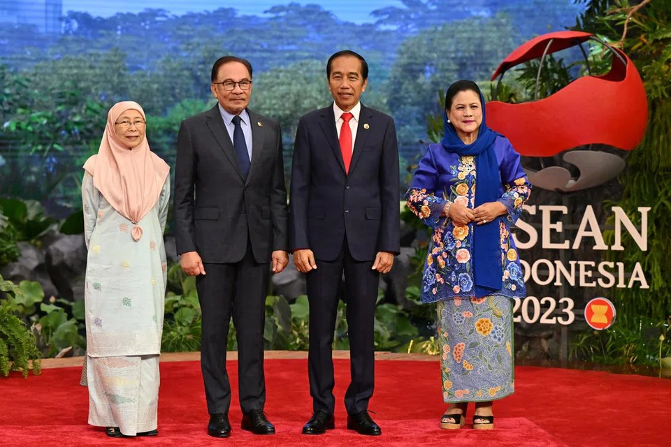 TIBA DI SIDANG PUNCAK ASEAN: Datuk Seri Anwar Ibrahim (dua dari kiri) bersama isteri, Datuk Seri Dr Wan Azizah Wan Ismail (kiri), disambut Presiden Indonesia, Encik Joko Widodo (tiga dari kiri) dan isterinya Cik Iriana Widodo (kanan) pada Selasa. 
