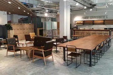 HASILKAN PERABOT SENDIRI: Bilik pameran Second Charm seluas 8,000 kaki persegi kini terletak di Mapletree Industrial Building di Kallang Avenue. Syarikat yang dimulakan 16 tahun lalu kini menghasilkan perabotnya sendiri yang diperbuat daripada kayu baru dan kayu terpakai di kilangnya di Indonesia. - Foto-foto SECOND CHARM