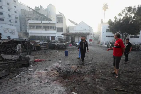 TAPAK HOSPITAL: Penduduk memeriksa kawasan hospital Al-Ahli di mana ratusan rakyat Palestin terbunuh dalam satu letupan pada 18 Oktober 2023.   