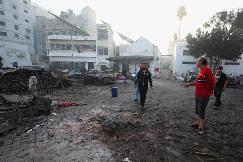 TAPAK HOSPITAL: Penduduk memeriksa kawasan hospital Al-Ahli di mana ratusan rakyat Palestin terbunuh dalam satu letupan pada 18 Oktober 2023.   