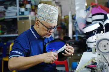 Encik Abdul Wahab Abdullah akur perniagaannya perlu memanfaatkan platform media sosial untuk kekalkan perniagaan warisan songkoknya.