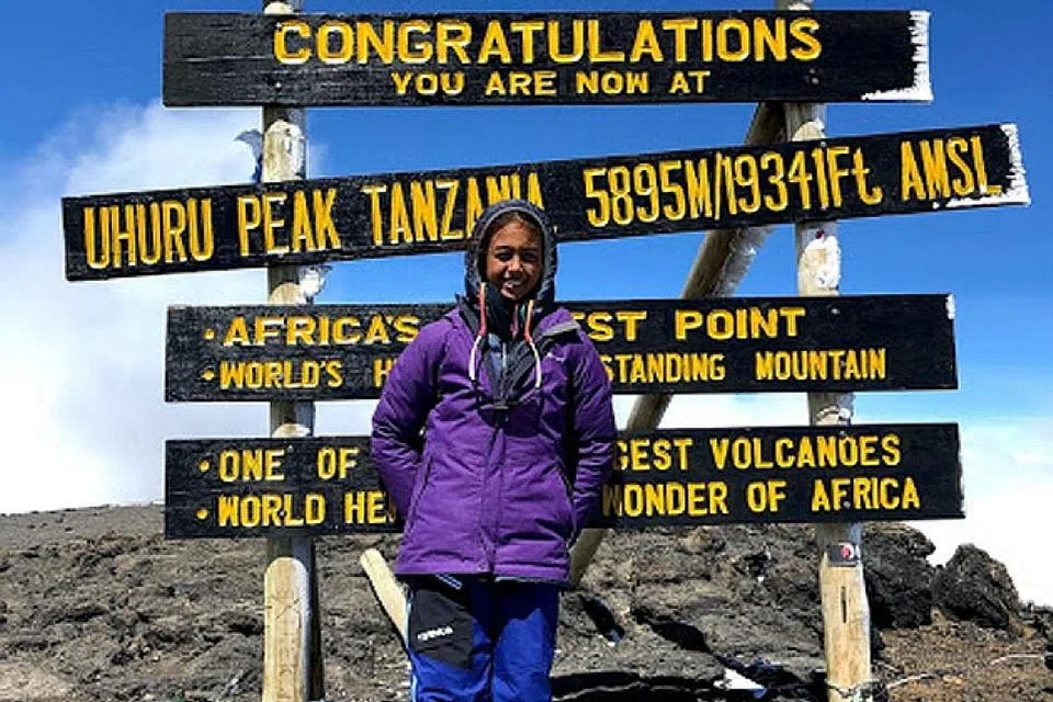 GUNUNG SUDAH DIDAKI: Antara gunung yang berjaya didaki oleh Zoe Panayiotou ialah Gunung Kilimanjaro di Tanzania. - Foto AMAZING TREKKERS CLUB