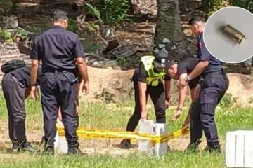 Polis memeriksa secara terperinci di tempat kejadian kes cubaan bunuh di Kampung Bukit Batu Machap, Simpang Renggam, di Kluang Johor.