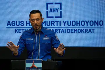 SIAPA KETUA PARTI?: Encik Agus Harimurti Yudhoyono (atas) dan Dr H. Moeldoko masing-masing menganggap diri sebagai ketua Parti Demokrat. - Foto fail