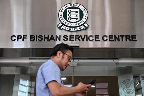 PULANGAN LEBIH LUMAYAN: Pencarum CPF boleh meraih pulangan lebih tinggi bagi simpanan mereka dengan beberapa cara. Antaranya ialah menyimpan wang di Akaun Biasa di simpanan tetap di bank.
